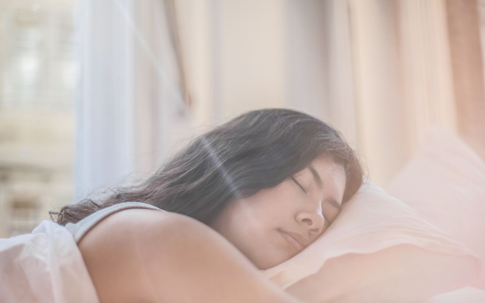 Mulher dormindo tranquilamente à luz suave da manhã