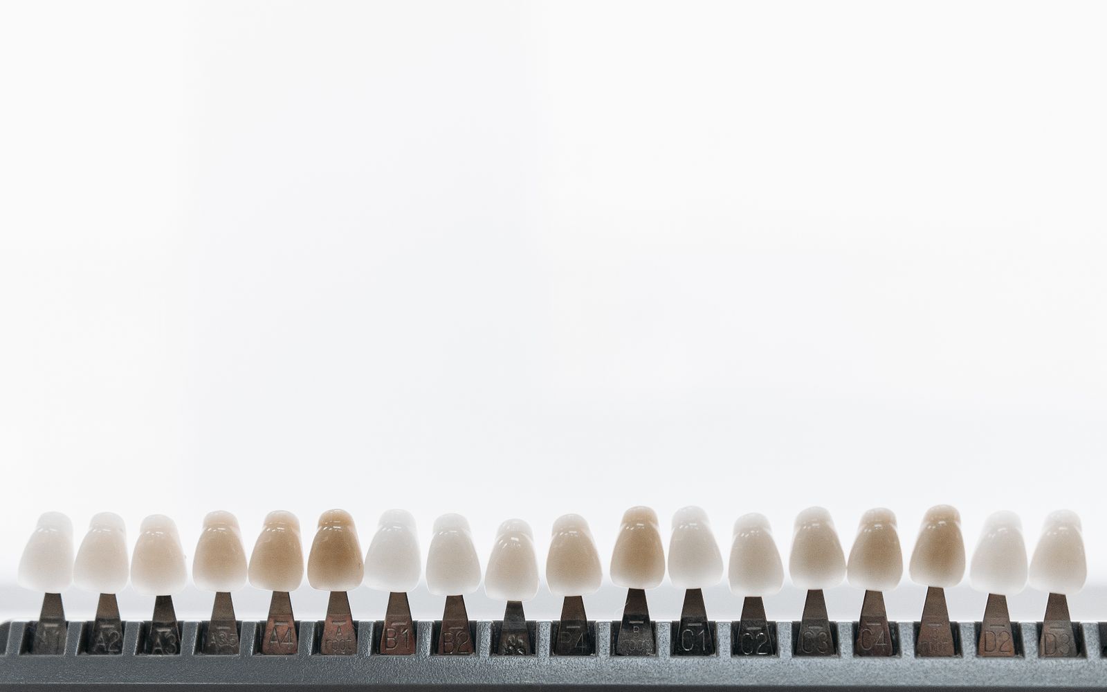 Escala de cores de facetas dentárias sobre fundo branco
